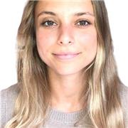 Profesora de Inglés imparte clases a niños de Educación Primaria y ESO